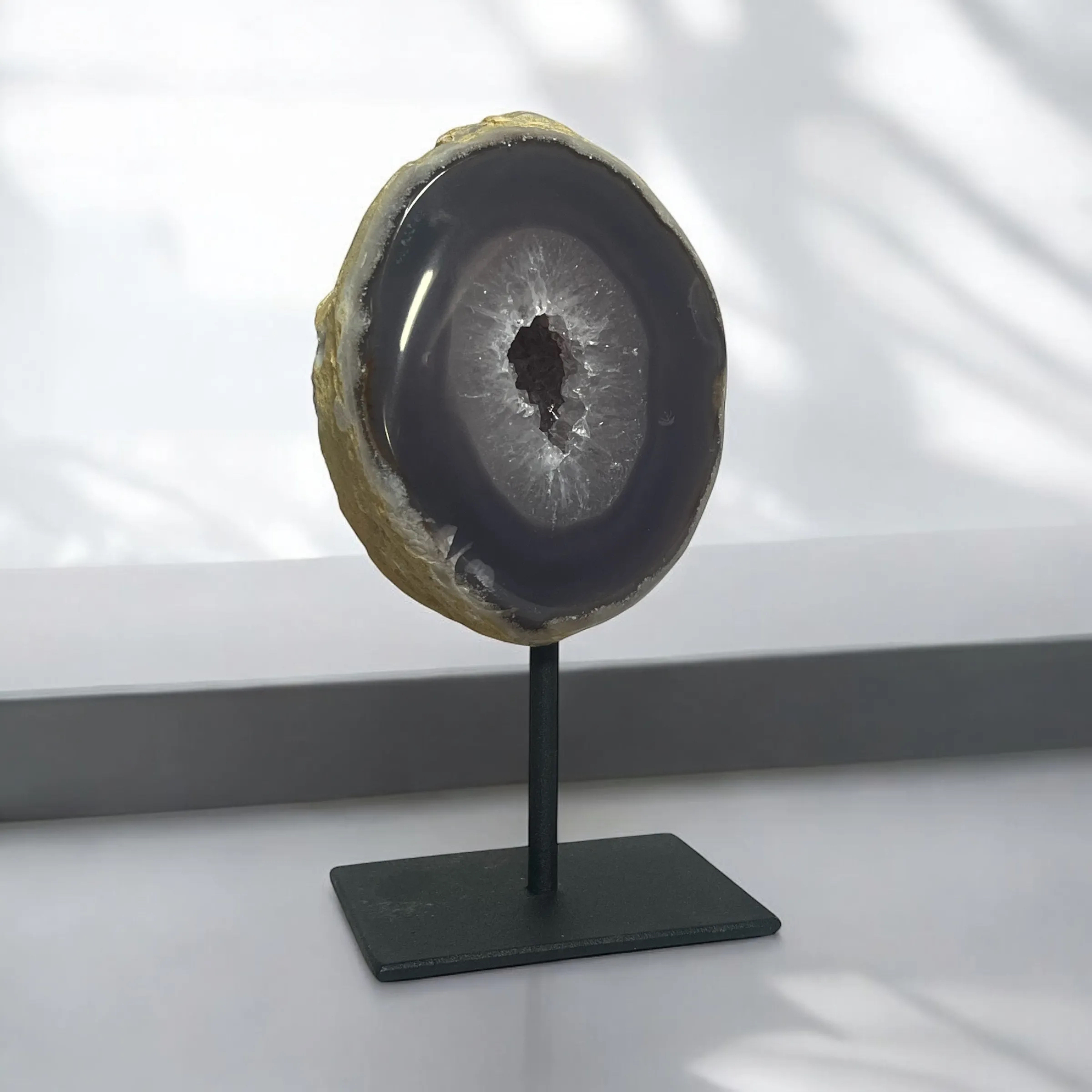 agaat op een zwarte metalen standaard