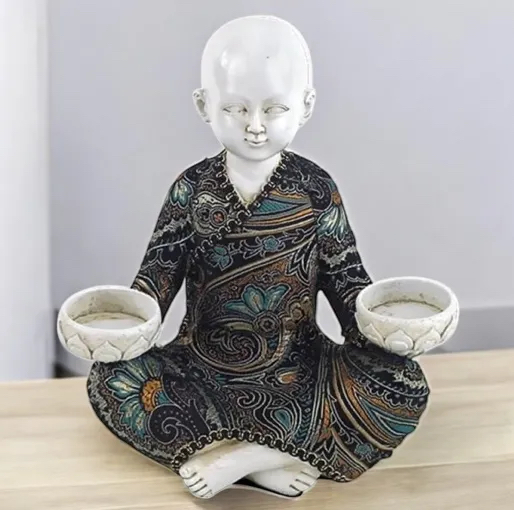 Monnik met Waxinelichthouders