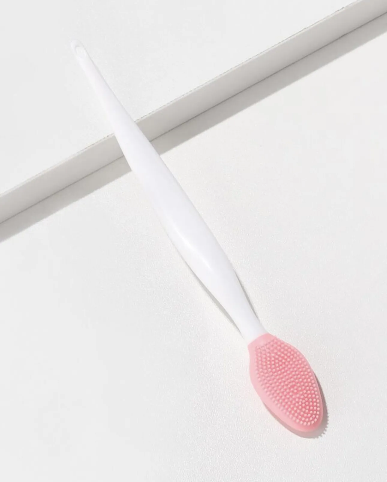 Gezichtsreiniger met een roze kleur met wit