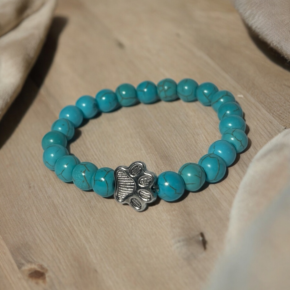 Hondenpoot bedel met aqua kleurige kralen met groene streep erdoorheen