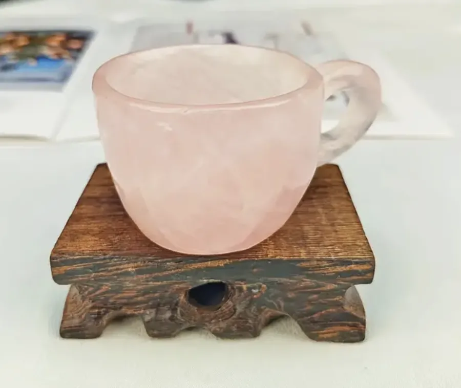 Thee kopje gemaakt van rozenkwarts