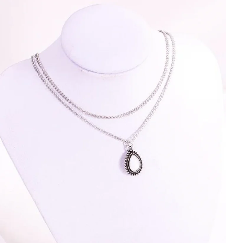 Zilverkleurige Ketting met Druppelvormige Hanger