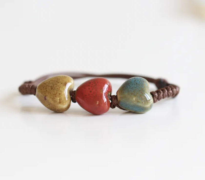 Bruine Verstelbare Armband met Drie Keramische Hartvormige Kralen