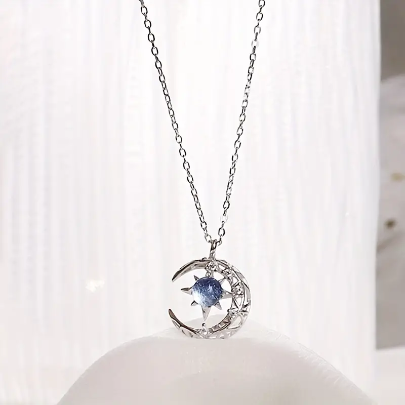 Zilverkleurige Ketting met Halve Maan en Blauw Kristal